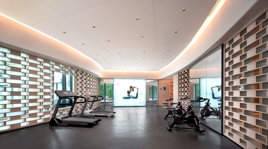 Een persoon die hardloopt op een opvouwbare loopband in een moderne woonkamer, perfect voor thuisfitness.