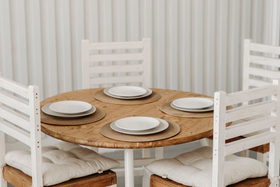 Een grote houten eettafel in een sfeervolle eetkamer, perfect voor gezinsmaaltijden en bijeenkomsten met vrienden.